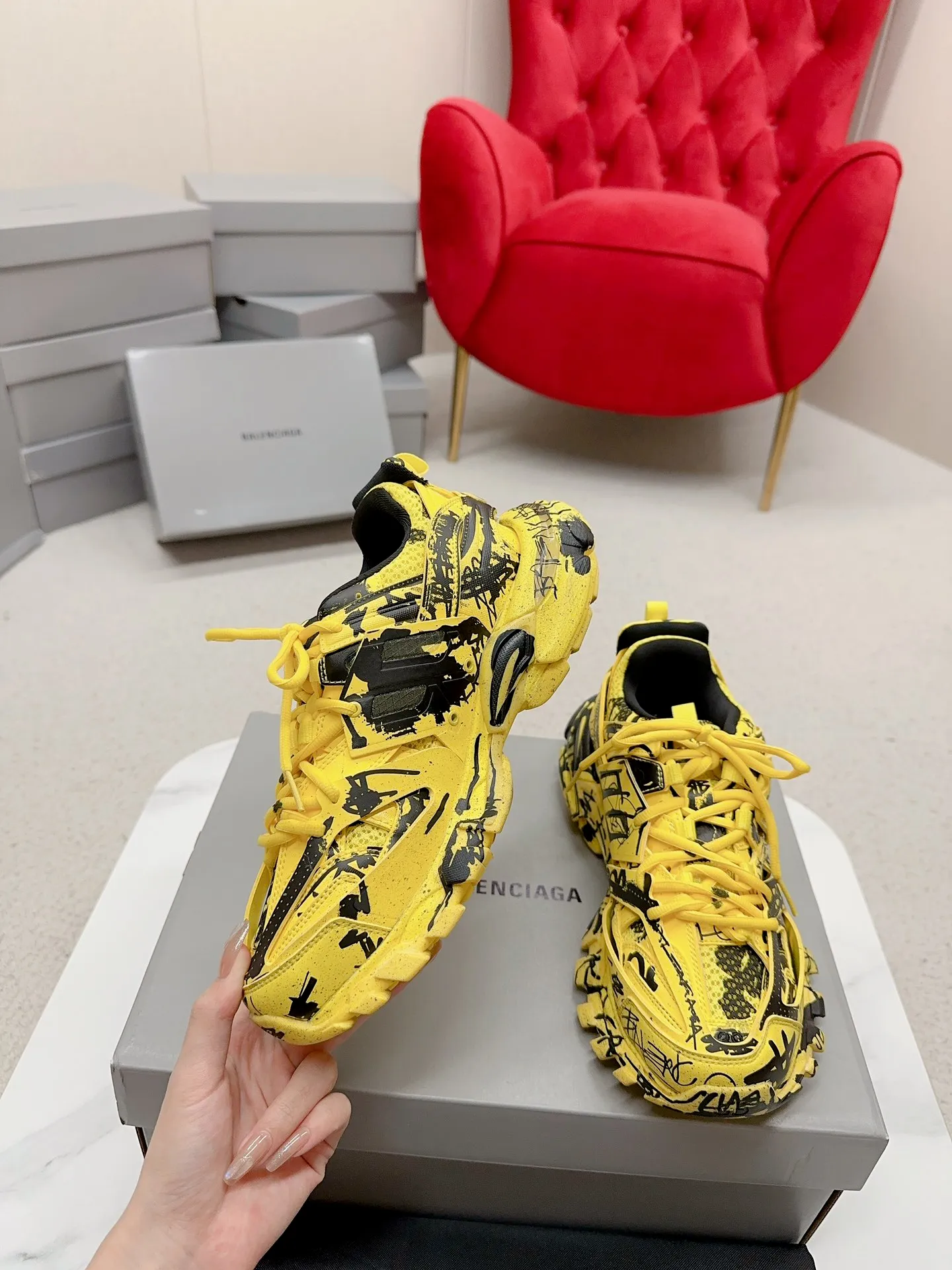 👟👟Ex-factory price 980👟👟 Men's size +10 𝐁𝐚𝐥𝐞𝐧𝐜𝐢𝐚𝐠𝐚|||𝐭𝐫𝐚𝗰𝐤 series 𝟑.𝟎Three generations of sports dad shoes‼ ️ [Top high-end quality from Dongguan Factory] Balenciaga dad shoes ~ super fashionable ~ full and three-dimensional shoes ~ amazing lines ~ very soft and light on the feet ~ super comfortable ~ versatile for commuting ~ can be paired with mid-calf socks, bell bottoms, wide-leg pants, overalls, very high-end ~ very manly and handsome ~ suitable for spring, summer, autumn and winter all year round... ⇢✈ Upper: Exclusive 1:1 original molded custom imported technical fabric mesh + imported cloth + 3M reflective strips [composed of 108 sub-pieces] ⇢✈Inner lining: Breathable mesh ⇢✈Outsole: Exclusive 1:1 original molded PU+TPU+EVA+rubber, a total of 13 sets of grinding tool combinations ⚠️Difference in market currency ~ high-end quality is definitely different ⇢✈𝐒𝐈𝐙𝐄Females: 35, 36, 37, 38, 39, 40 ⇢✈𝐒𝐈𝐙𝐄Men: 39, 40, 41, 42, 43, 44, 45